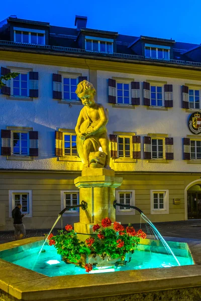 Pohled Osvětlenou Kašnu Historickém Centru Zell See Rakousku — Stock fotografie