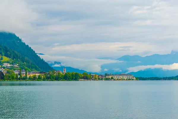 Zell am. Güneş doğarken Zeller Gölü 'nün yanındaki Avusturya' ya bakın..