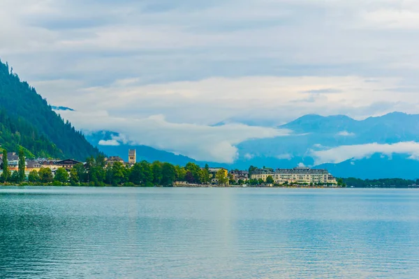 Zell am. Güneş doğarken Zeller Gölü 'nün yanındaki Avusturya' ya bakın..
