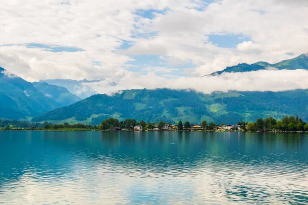 Zell am yakınlarında güneş doğarken Zeller Gölü manzarası..