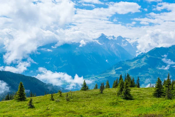 Avusturya 'nın Salzburg bölgesindeki Zell am yakınlarındaki ünlü Pinzgauer spaziergang yürüyüş yolu boyunca uzanan Alpleri görüyorsunuz..