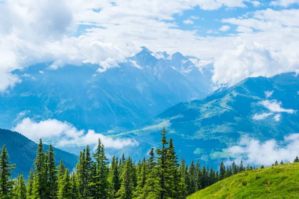 Avusturya 'nın Salzburg bölgesindeki Zell am yakınlarındaki ünlü Pinzgauer spaziergang yürüyüş yolu boyunca uzanan Alpleri görüyorsunuz..
