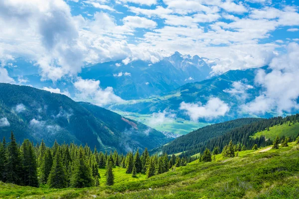 Avusturya 'nın Salzburg bölgesindeki Zell am yakınlarındaki ünlü Pinzgauer spaziergang yürüyüş yolu boyunca uzanan Alpleri görüyorsunuz..