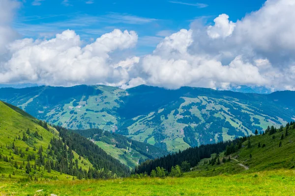 Avusturya 'nın Salzburg bölgesindeki Zell am yakınlarındaki ünlü Pinzgauer spaziergang yürüyüş yolu boyunca uzanan Alpleri görüyorsunuz..