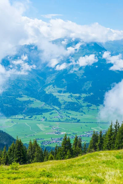 Avusturya 'nın Salzburg bölgesindeki Zell am yakınlarındaki ünlü Pinzgauer spaziergang yürüyüş yolu boyunca uzanan Alpleri görüyorsunuz..
