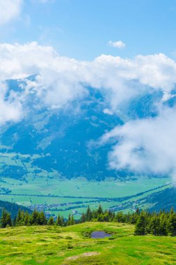 Avusturya 'nın Salzburg bölgesindeki Zell am yakınlarındaki ünlü Pinzgauer spaziergang yürüyüş yolu boyunca uzanan Alpleri görüyorsunuz..