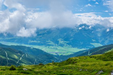 Avusturya 'nın Salzburg bölgesindeki Zell am yakınlarındaki ünlü Pinzgauer spaziergang yürüyüş yolu boyunca uzanan Alpleri görüyorsunuz..