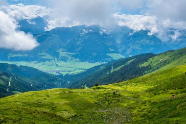 Avusturya 'nın Salzburg bölgesindeki Zell am yakınlarındaki ünlü Pinzgauer spaziergang yürüyüş yolu boyunca uzanan Alpleri görüyorsunuz..