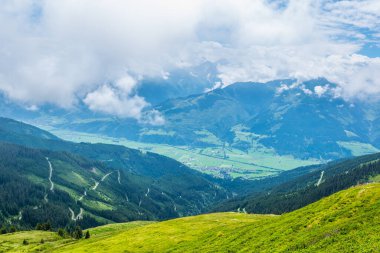 Avusturya 'nın Salzburg bölgesindeki Zell am yakınlarındaki ünlü Pinzgauer spaziergang yürüyüş yolu boyunca uzanan Alpleri görüyorsunuz..