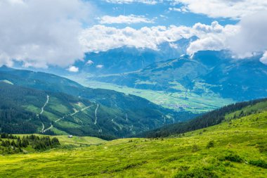 Avusturya 'nın Salzburg bölgesindeki Zell am yakınlarındaki ünlü Pinzgauer spaziergang yürüyüş yolu boyunca uzanan Alpleri görüyorsunuz..