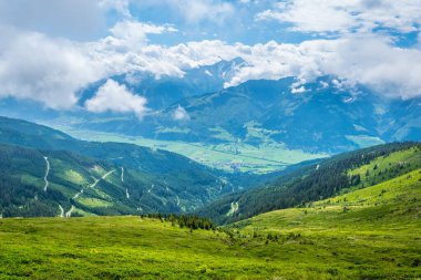 Avusturya 'nın Salzburg bölgesindeki Zell am yakınlarındaki ünlü Pinzgauer spaziergang yürüyüş yolu boyunca uzanan Alpleri görüyorsunuz..
