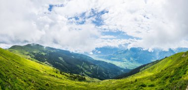 Avusturya 'nın Salzburg bölgesindeki Zell am yakınlarındaki ünlü Pinzgauer spaziergang yürüyüş yolu boyunca uzanan Alpleri görüyorsunuz..