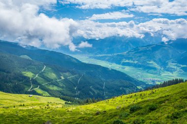 Avusturya 'nın Salzburg bölgesindeki Zell am yakınlarındaki ünlü Pinzgauer spaziergang yürüyüş yolu boyunca uzanan Alpleri görüyorsunuz..