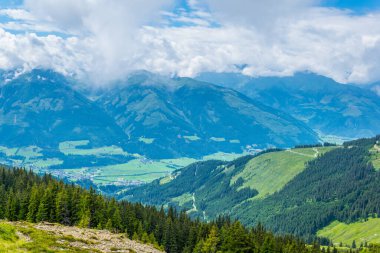 Avusturya 'nın Salzburg bölgesindeki Zell am yakınlarındaki ünlü Pinzgauer spaziergang yürüyüş yolu boyunca uzanan Alpleri görüyorsunuz..