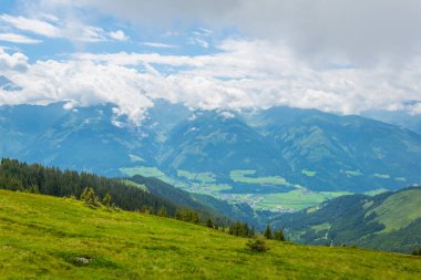 Avusturya 'nın Salzburg bölgesindeki Zell am yakınlarındaki ünlü Pinzgauer spaziergang yürüyüş yolu boyunca uzanan Alpleri görüyorsunuz..