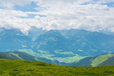 Avusturya 'nın Salzburg bölgesindeki Zell am yakınlarındaki ünlü Pinzgauer spaziergang yürüyüş yolu boyunca uzanan Alpleri görüyorsunuz..