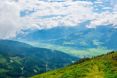 Avusturya 'nın Salzburg bölgesindeki Zell am yakınlarındaki ünlü Pinzgauer spaziergang yürüyüş yolu boyunca uzanan Alpleri görüyorsunuz..