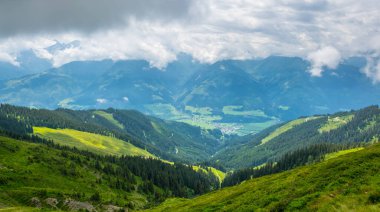 Avusturya 'nın Salzburg bölgesindeki Zell am yakınlarındaki ünlü Pinzgauer spaziergang yürüyüş yolu boyunca uzanan Alpleri görüyorsunuz..