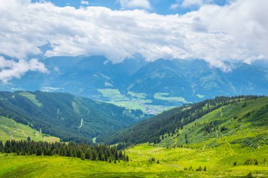 Avusturya 'nın Salzburg bölgesindeki Zell am yakınlarındaki ünlü Pinzgauer spaziergang yürüyüş yolu boyunca uzanan Alpleri görüyorsunuz..