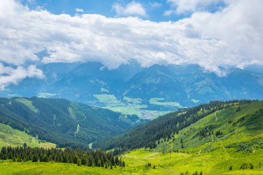 Avusturya 'nın Salzburg bölgesindeki Zell am yakınlarındaki ünlü Pinzgauer spaziergang yürüyüş yolu boyunca uzanan Alpleri görüyorsunuz..