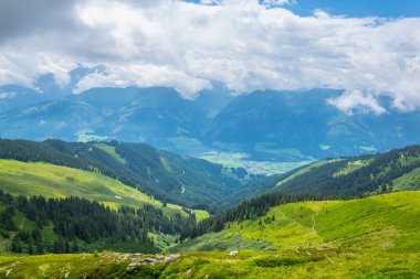 Avusturya 'nın Salzburg bölgesindeki Zell am yakınlarındaki ünlü Pinzgauer spaziergang yürüyüş yolu boyunca uzanan Alpleri görüyorsunuz..