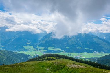 Avusturya 'nın Salzburg bölgesindeki Zell am yakınlarındaki ünlü Pinzgauer spaziergang yürüyüş yolu boyunca uzanan Alpleri görüyorsunuz..