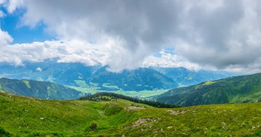 Avusturya 'nın Salzburg bölgesindeki Zell am yakınlarındaki ünlü Pinzgauer spaziergang yürüyüş yolu boyunca uzanan Alpleri görüyorsunuz..