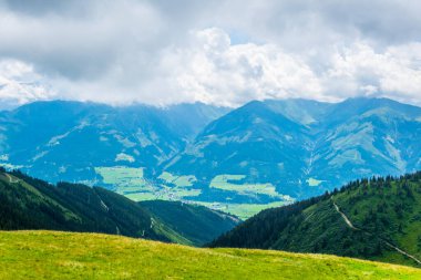 Avusturya 'nın Salzburg bölgesindeki Zell am yakınlarındaki ünlü Pinzgauer spaziergang yürüyüş yolu boyunca uzanan Alpleri görüyorsunuz..