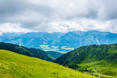 Avusturya 'nın Salzburg bölgesindeki Zell am yakınlarındaki ünlü Pinzgauer spaziergang yürüyüş yolu boyunca uzanan Alpleri görüyorsunuz..