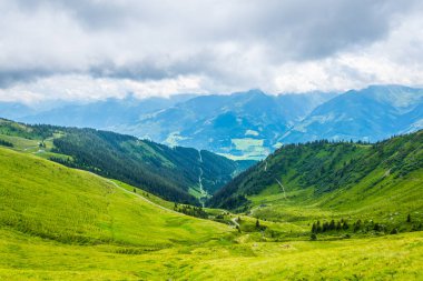 Avusturya 'nın Salzburg bölgesindeki Zell am yakınlarındaki ünlü Pinzgauer spaziergang yürüyüş yolu boyunca uzanan Alpleri görüyorsunuz..
