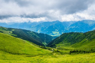Avusturya 'nın Salzburg bölgesindeki Zell am yakınlarındaki ünlü Pinzgauer spaziergang yürüyüş yolu boyunca uzanan Alpleri görüyorsunuz..