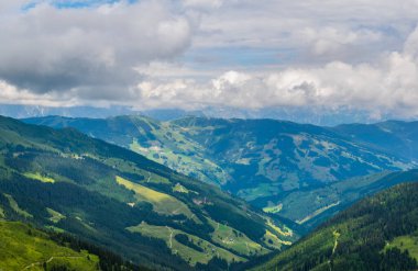 Avusturya 'nın Salzburg bölgesindeki Zell am yakınlarındaki ünlü Pinzgauer spaziergang yürüyüş yolu boyunca uzanan Alpleri görüyorsunuz..
