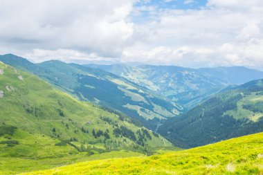 Avusturya 'nın Salzburg bölgesindeki Zell am yakınlarındaki ünlü Pinzgauer spaziergang yürüyüş yolu boyunca uzanan Alpleri görüyorsunuz..