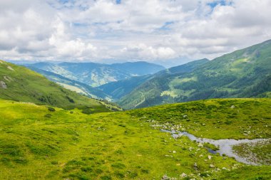 Avusturya 'nın Salzburg bölgesindeki Zell am yakınlarındaki ünlü Pinzgauer spaziergang yürüyüş yolu boyunca uzanan Alpleri görüyorsunuz..