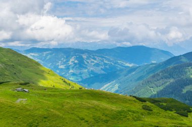 Avusturya 'nın Salzburg bölgesindeki Zell am yakınlarındaki ünlü Pinzgauer spaziergang yürüyüş yolu boyunca uzanan Alpleri görüyorsunuz..
