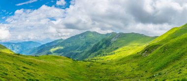 Avusturya 'nın Salzburg bölgesindeki Zell am yakınlarındaki ünlü Pinzgauer spaziergang yürüyüş yolu boyunca uzanan Alpleri görüyorsunuz..