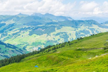 Avusturya 'nın Salzburg bölgesindeki Zell am yakınlarındaki ünlü Pinzgauer spaziergang yürüyüş yolu boyunca uzanan Alpleri görüyorsunuz..