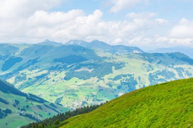 Avusturya 'nın Salzburg bölgesindeki Zell am yakınlarındaki ünlü Pinzgauer spaziergang yürüyüş yolu boyunca uzanan Alpleri görüyorsunuz..