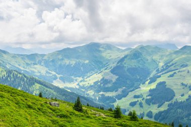 Avusturya 'nın Salzburg bölgesindeki Zell am yakınlarındaki Alplerdeki Pinzgauer spaziergang yürüyüş yolunun manzarası..