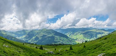 Avusturya 'nın Salzburg bölgesindeki Zell am yakınlarındaki Alplerdeki Pinzgauer spaziergang yürüyüş yolunun manzarası..