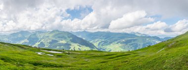 Avusturya 'nın Salzburg bölgesindeki Zell am yakınlarındaki Alplerdeki Pinzgauer spaziergang yürüyüş yolunun manzarası..