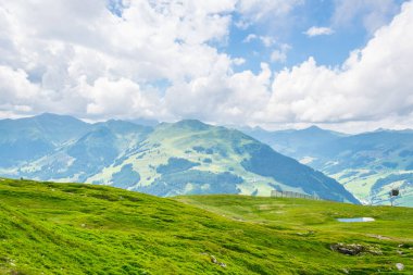 Avusturya 'nın Salzburg bölgesindeki Zell am yakınlarındaki Alplerdeki Pinzgauer spaziergang yürüyüş yolunun manzarası..