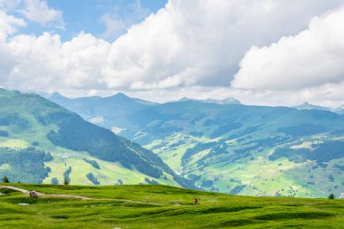 Avusturya 'nın Salzburg bölgesindeki Zell am yakınlarındaki Alplerdeki Pinzgauer spaziergang yürüyüş yolunun manzarası..