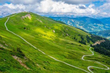 Avusturya 'nın Salzburg bölgesindeki Zell am yakınlarındaki Alplerdeki Pinzgauer spaziergang yürüyüş yolunun manzarası..