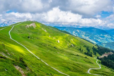 Avusturya 'nın Salzburg bölgesindeki Zell am yakınlarındaki Alplerdeki Pinzgauer spaziergang yürüyüş yolunun manzarası..