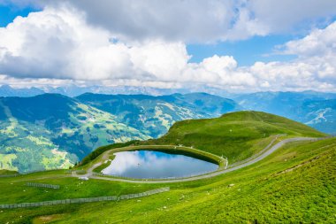 Avusturya 'nın Salzburg bölgesindeki Zell am yakınlarındaki Alplerdeki Pinzgauer spaziergang yürüyüş yolunun manzarası..