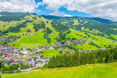 Avusturya 'daki Saalbach köyünün havadan görünüşü.