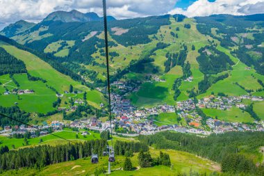 Avusturya 'daki Saalbach köyünün havadan görünüşü.
