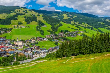 Avusturya 'daki Saalbach köyünün havadan görünüşü.