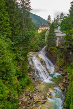 Avusturya şehrinde şelale manzarası Kötü Gastein.